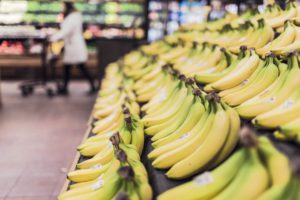 Fertig gereifte Bananen im Supermarkt